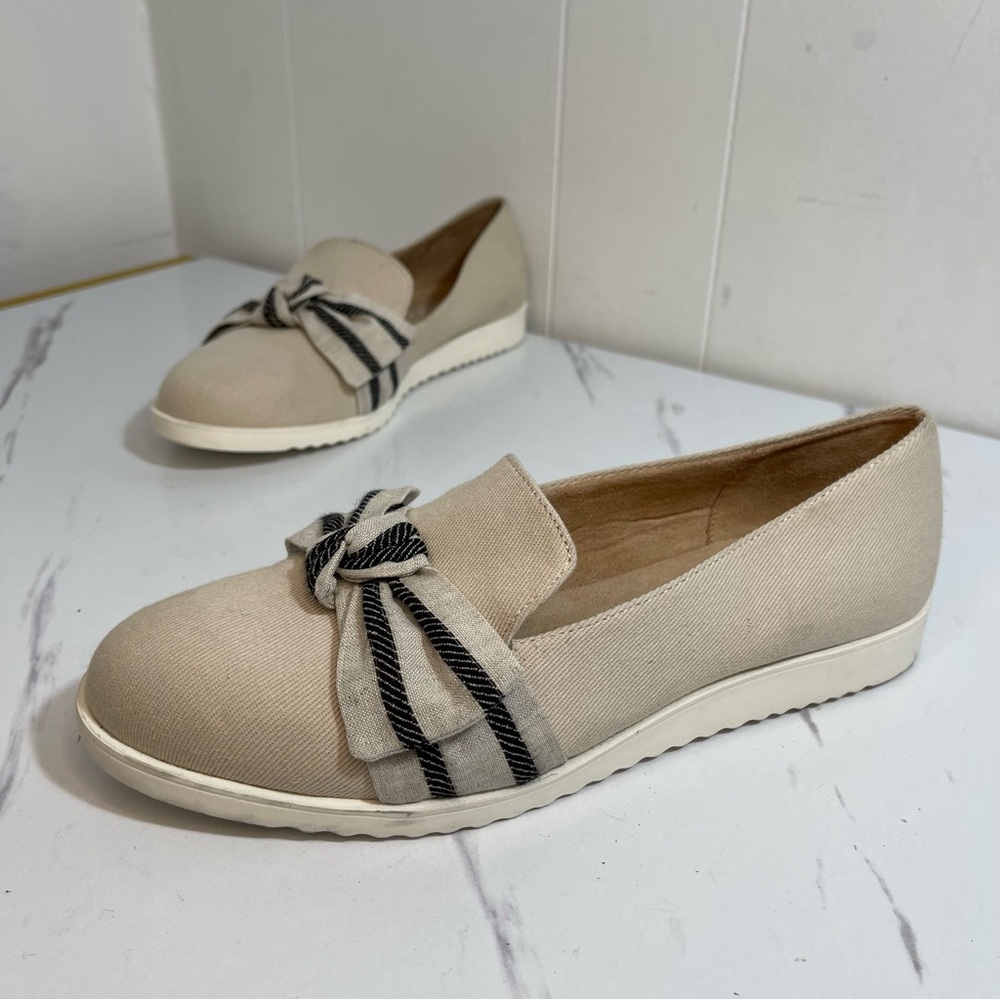 LifeStride cream canvas loafers with black stripe bow detail. Size: US 7.5 flats